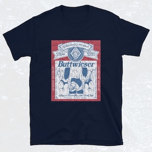 Peut inclure: Une &eacute;tiquette de bi&egrave;re de style vintage avec un sch&eacute;ma de couleurs rouge, blanc et bleu. L'&eacute;tiquette pr&eacute;sente un logo avec le texte "Buttwieser" et les mots "Genuine Heinie" et "Genuine Beinie" de chaque c&ocirc;t&eacute;. L'&eacute;tiquette pr&eacute;sente &eacute;galement une image de deux femmes en bikini dos au spectateur.