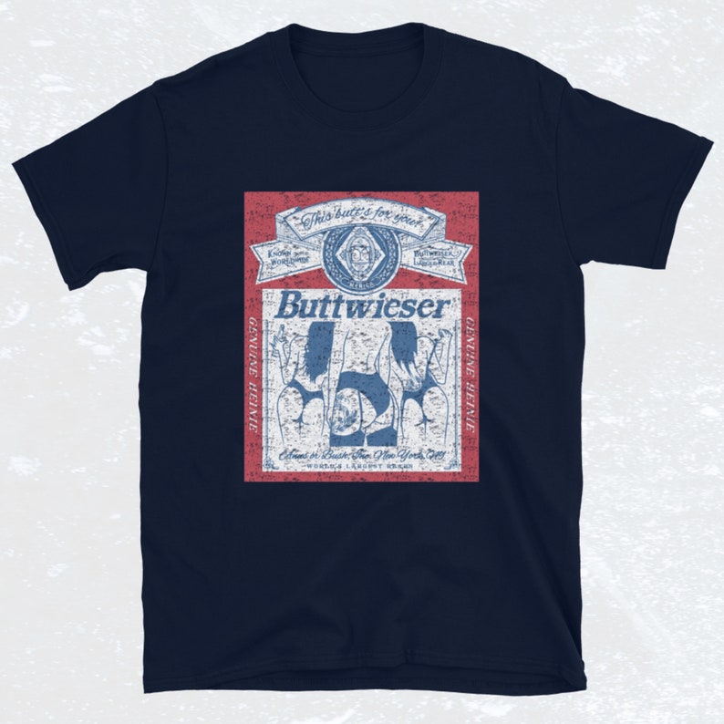 Peut inclure: Une &eacute;tiquette de bi&egrave;re de style vintage avec un sch&eacute;ma de couleurs rouge, blanc et bleu. L'&eacute;tiquette pr&eacute;sente un logo avec le texte "Buttwieser" et les mots "Genuine Heinie" et "Genuine Beinie" de chaque c&ocirc;t&eacute;. L'&eacute;tiquette pr&eacute;sente &eacute;galement une image de deux femmes en bikini dos au spectateur.