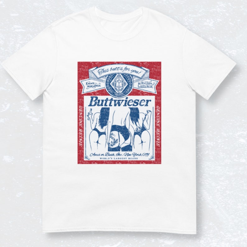 Peut inclure: Une &eacute;tiquette de bi&egrave;re de style vintage avec un fond rouge et du texte bleu. L'&eacute;tiquette pr&eacute;sente un logo avec un lion et le texte "Buttwieser" en caract&egrave;res gras. L'&eacute;tiquette comprend &eacute;galement le texte "Genuine Heinie" et "World's Largest Beers".