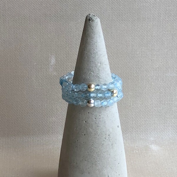 Elastischer Ring, unisize Ring, eleganter Ring, Stapelring mit Blautopaz Topaz blau facettiert 3 mm, Geburtsstein Dezember