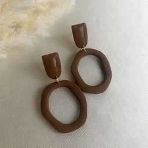 Polymer Clay Ohrringe PIA BRAUN 24 Karat vergoldet, Statement Ohrringe aus Polymerton mit Resin