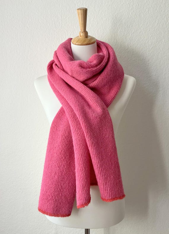 Alpakaschal mit Seide pink flauschig und edel, weicher einfarbiger Schal mit Schmuckblende, gestrickter Schal aus weicher Alpakawolle