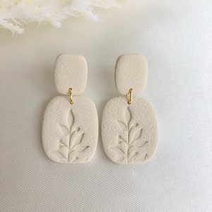 Polymer Clay Ohrstecker DARIA CREME 24 Karat vergoldet, Statement Ohrringe aus Polymerton mit floralem Dekor