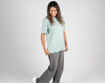 Damska koszulka z organicznej bawełny w kolorze aqua green – regularny, prosty krój – odzież etyczna