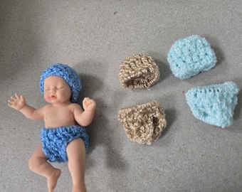 Ropa, conjunto, pañal y gorro de ganchillo para bebés miniatura de Zuru