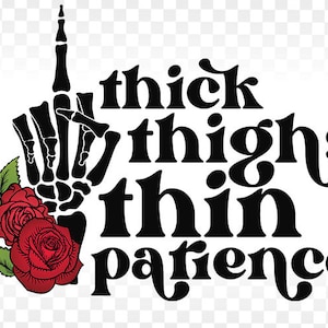 Könnte beinhalten: Schwarz-weiß-Illustration einer Skeletthand, die den Mittelfinger zeigt, mit dem Text "thick thighs thin patience" in einer fetten, Retro-Schrift. Zwei rote Rosen mit grünen Blättern befinden sich auf der linken Seite des Bildes.
