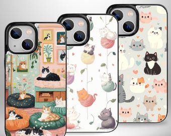 Könnte beinhalten: Drei verschiedene Handyhüllen mit Katzendesigns. Die erste Hülle zeigt eine farbenfrohe Illustration von Katzen in einem Raum mit einem Fenster. Die zweite Hülle hat einen weißen Hintergrund mit einem sich wiederholenden Muster von Katzen in Wollknäueln. Die dritte Hülle hat einen hellgrauen Hintergrund mit einem sich wiederholenden Muster von Katzen in verschiedenen Posen.