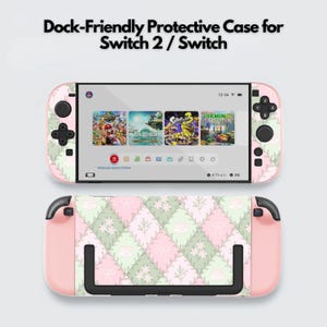 Könnte beinhalten: Rosa und grün gemusterte Schutzhülle für eine Switch 2 / Switch-Konsole. Die Hülle hat ein Patchwork-Design mit floralen und Schleifen-Akzenten. Der Bildschirm zeigt Spielsymbole an. Der Text "Dock-Friendly Protective Case for Switch 2 / Switch" steht oben.