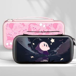 Pode incluir: Duas capas de transporte para Nintendo Switch. Uma é rosa com um padrão repetido de um personagem de desenho animado. A outra é preta com um desenho de personagem de desenho animado em um fundo escuro e estrelado. Ambas as capas têm zíperes e alças.