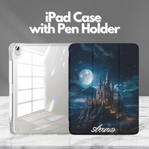 Könnte beinhalten: Transparente iPad-Hülle mit Stifthalter, neben einer dunkelblauen Hülle mit einem Schloss unter Vollmond. Der Text "iPad Case with Pen Holder" steht oben. Der Name "Anna" steht unten.