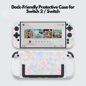 Può includere: Una custodia protettiva per Switch 2 / Switch con un design floreale in colori pastello. La custodia è bianca con un motivo di fiori rosa e viola. Lo schermo mostra diverse icone di gioco. Il testo "Dock-Friendly Protective Case for Switch 2 / Switch" è in alto.