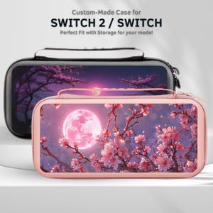 Puede incluir: Dos fundas personalizadas para SWITCH 2 / SWITCH. Una es negra, la otra rosa. Ambas fundas presentan un diseño floral con una luna llena y flores de cerezo. El texto "Custom-Made Case for SWITCH 2 / SWITCH" está en la parte superior.