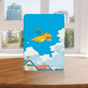 Könnte beinhalten: Eine rechteckige, blau hinterlegte Hülle mit einem Zeichentrickdrachen, der einen Aktenkoffer in einem blauen Himmel mit Wolken trägt. Der Drache ist gelb mit grünen Flügeln. Darunter sind Zeichentrickhäuser mit blauen und roten Dächern zu sehen.