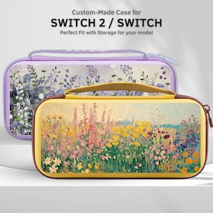 Könnte beinhalten: Zwei maßgefertigte Hüllen für SWITCH 2 / SWITCH. Eine Hülle ist gelb mit einem Blumenbild, die andere ist lavendelfarben mit einem Blumendesign. Beide Hüllen haben einen Reißverschluss und einen Griff. Der Text "Custom-Made Case for SWITCH 2 / SWITCH" steht oben.