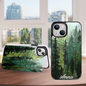 Könnte beinhalten: Schwarze und weiße iPhone-Hülle mit einem Waldmotiv. Die Hülle zeigt eine detaillierte Illustration von hohen immergrünen Bäumen in Grüntönen. Der Name "Anna" steht in Kursivschrift unten.