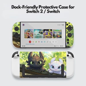 Op de afbeelding: Een beschermhoes voor Switch 2 / Switch met een groen en bruin camouflage-ontwerp. Het scherm toont game-iconen. Het onderste deel van de hoes heeft een zwart-witte drakenafbeelding. De tekst "Dock-Friendly Protective Case for Switch 2 / Switch" staat bovenaan.