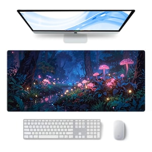 Pode incluir: Um grande tapete de rato retangular com uma cena de floresta de fantasia com cogumelos rosa brilhantes, um riacho e folhagem. Um teclado branco, um rato e um monitor de computador também são visíveis.
