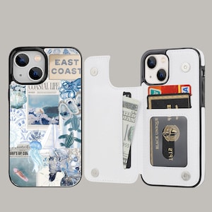 Op de afbeelding: Een witte telefoonhoes met een blauw en wit kustthema. De hoes heeft een ingebouwde portemonnee met vakken voor kaarten en contant geld. De hoes is open om de binnenkant te laten zien.