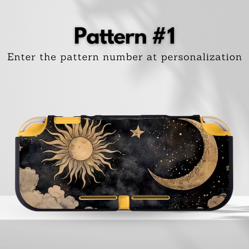 K&ouml;nnte beinhalten: Schwarze und gelbe Nintendo Switch Lite H&uuml;lle mit einem Himmelsdesign. Die H&uuml;lle zeigt Sonne, Mond, Sterne und Wolken vor einem dunklen Hintergrund. Der Text "Pattern #1" und "Enter the pattern number at personalization" sind angezeigt.