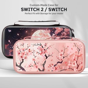 Pode incluir: Duas capas personalizadas para SWITCH 2 / SWITCH. Uma capa é preta com um design de céu noturno, e a outra é rosa com um design de flor de cerejeira. As capas têm fecho de correr e uma pega.
