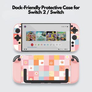 Op de afbeelding: Een roze en pastelkleurige beschermhoes voor een Switch 2 / Switch. De hoes heeft een dambordpatroon met bloemen en een scherm met game-iconen. De tekst "Dock-Friendly Protective Case for Switch 2 / Switch" staat bovenaan.