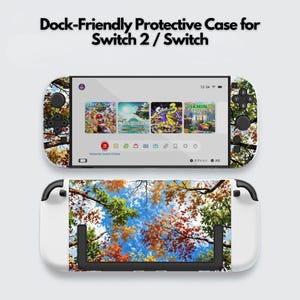 Puede incluir: Una funda protectora compatible con base para Switch 2 / Switch con un estampado de copas de árboles otoñales con hojas naranjas, amarillas y verdes sobre un cielo azul brillante. La funda cubre la consola y los mandos con este diseño.