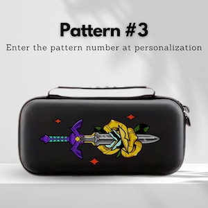 以下が含まれることがあります： 黒いキャリングケース。剣と黄色のバラのグラフィック。テキスト「Pattern #3」と「Enter the pattern number at personalization」が表示されています。ケースにはハンドルとジッパーが付いています。