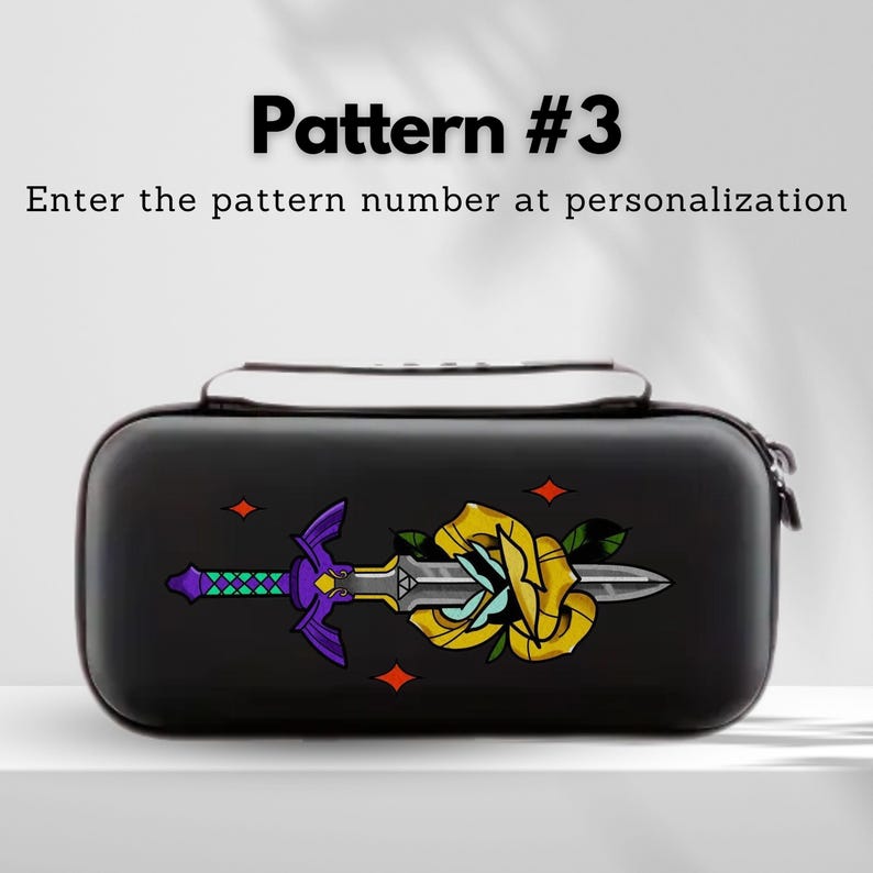 以下が含まれることがあります： 黒いキャリングケース。剣と黄色のバラのグラフィック。テキスト「Pattern #3」と「Enter the pattern number at personalization」が表示されています。ケースにはハンドルとジッパーが付いています。