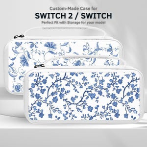 Puede incluir: Funda blanca personalizada para SWITCH 2 / SWITCH, con un diseño floral azul. La funda tiene un asa y un cierre de cremallera. El texto "Custom-Made Case for SWITCH 2 / SWITCH" es visible en la parte superior.