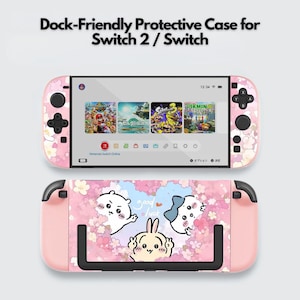 以下が含まれることがあります： Switch 2 / Switch 用のピンク色の保護ケース。花柄と漫画のキャラクターが描かれています。画面にはゲームアイコンが表示されます。「Dock-Friendly Protective Case for Switch 2 / Switch」の文字が上部にあります。
