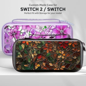 Può includere: Due custodie personalizzate per SWITCH 2 / SWITCH. Una custodia è lavanda con un design floreale, l'altra è nera con un motivo floreale a vetrata. Le custodie hanno cerniere e sono progettate per la conservazione.