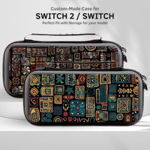 以下が含まれることがあります： カラフルな幾何学模様の黒いSwitch 2 / Switchケースが2つ。ケースにはハンドルとジッパーが付いています。上部のテキストは「Custom-Made Case for SWITCH 2 / SWITCH」と書かれています。