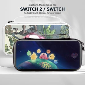Peut inclure: Deux étuis personnalisés pour SWITCH 2 / SWITCH. L'étui supérieur est blanc avec une scène de jardin. L'étui inférieur est noir avec une scène de jeu Kirby. Les étuis ont une fermeture éclair et une poignée.