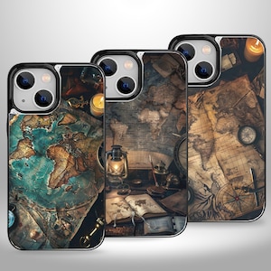 Może przedstawiać: Trzy etui na iPhone'a z różnymi wzorami przedstawiającymi stare mapy, kompas i inne elementy związane z podróżami. Etui są czarne z przezroczystym tyłem, aby pokazać wzór.