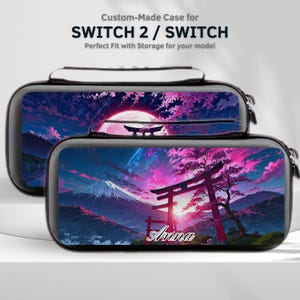 Pode incluir: Duas capas pretas para Switch 2 / Switch com um design de paisagem japonesa. As capas apresentam um pôr do sol vibrante, uma montanha e um portão torii tradicional. O nome "Anna" está impresso na frente da capa inferior. O texto "Custom-Made Case for SWITCH 2 / SWITCH" está no topo.