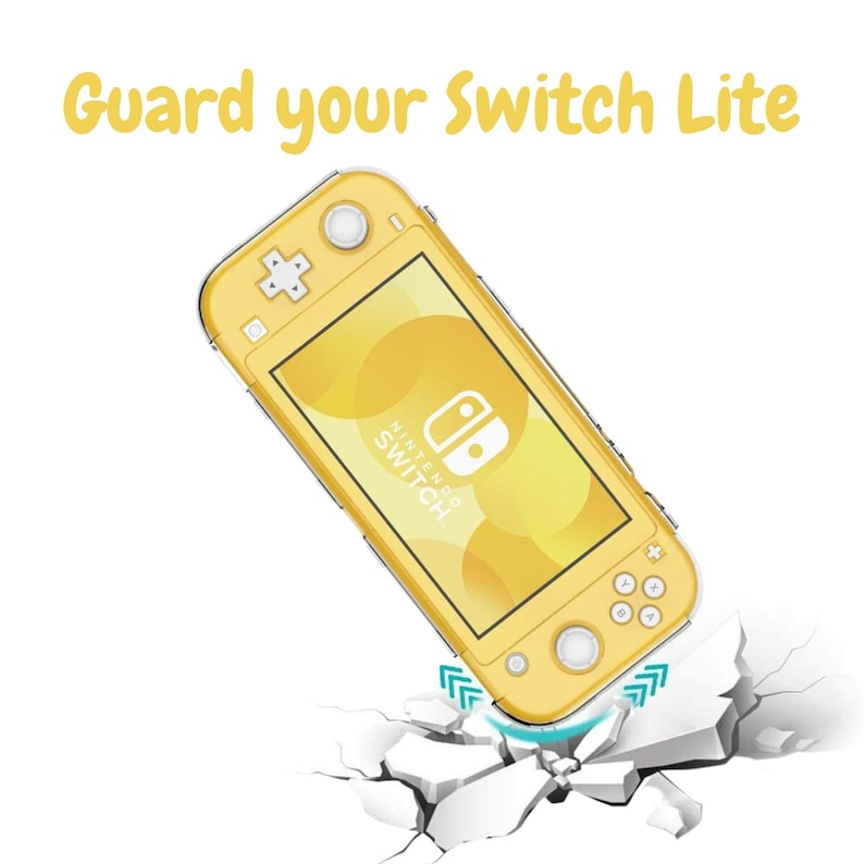 Pu&ograve; includere: Una console Nintendo Switch Lite gialla con il testo "Guard your Switch Lite" in giallo. La console &egrave; angolata, appare protetta dagli urti, con una superficie incrinata sottostante.