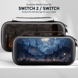 Pode incluir: Duas capas pretas personalizadas para SWITCH 2 / SWITCH. As capas apresentam um design de paisagem urbana com uma lua cheia e um céu estrelado. As capas têm fecho de correr e uma pega. O texto "Custom-Made Case for SWITCH 2 / SWITCH" está no topo.
