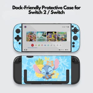 Könnte beinhalten: Eine blaue Schutzhülle für eine Switch 2 / Switch. Die Hülle hat ein Design mit Stitch, der Ukulele spielt, einer Ananas und einem floralen Muster. Die Oberseite der Hülle zeigt den Switch-Bildschirm mit Spielsymbolen.