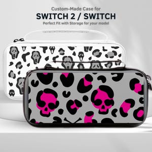 Pode incluir: Dois estojos de transporte retangulares para consoles de jogos. O estojo traseiro é branco com um padrão de rosto de fantasma preto e cinza. O estojo frontal é cinza com um padrão de caveiras e estampa de leopardo preto e rosa choque. Texto: Custom-Made Case for SWITCH 2 / SWITCH.