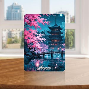 以下が含まれることがあります： 日本のパゴダのシーンを描いた長方形の装飾パネル。水上の橋があり、ライトで照らされています。ピンクの桜がパゴダを囲んでいます。「Anna」という名前が下部に筆記体で書かれています。