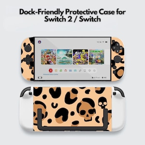Pode incluir: Uma capa protetora compatível com dock para console Switch com estampa de leopardo em tons de bege e marrom e motivos de caveira integrados. A capa cobre a frente e a parte de trás do dispositivo que exibe um menu digital com ícones.
