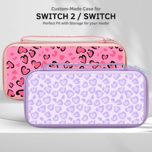 Pode incluir: Dois estojos de transporte retangulares para console de jogos. O estojo traseiro é rosa com um padrão de corações pretos e rosas. O estojo frontal é violeta claro com um padrão de corações violetas. O texto acima diz: Custom-Made Case for SWITCH 2 / SWITCH.
