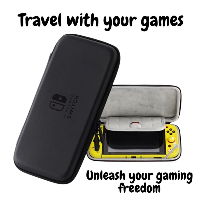 Pu&ograve; includere: Custodia per il trasporto Nintendo Switch nera con il testo "Travel with your games" e "Unleash your gaming freedom." La custodia &egrave; aperta, rivelando una console Nintendo Switch gialla. La custodia ha una chiusura a zip e un interno grigio.