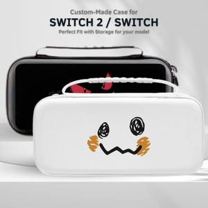 Pode incluir: Duas capas personalizadas para SWITCH 2 / SWITCH. Uma é branca com um rosto de desenho animado, a outra é preta. As capas têm fecho de correr e uma pega. O texto na parte superior diz "Custom-Made Case for SWITCH 2 / SWITCH".