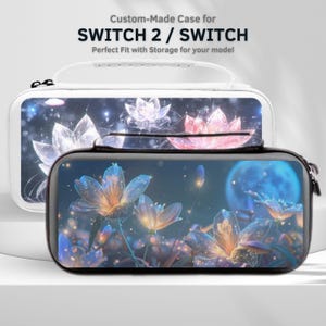 Puede incluir: Dos estuches personalizados para SWITCH 2 / SWITCH. Los estuches son blancos y negros con un diseño floral. El texto "Custom-Made Case for SWITCH 2 / SWITCH" está en la parte superior. Los estuches tienen cierre de cremallera y asa.