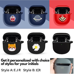 Puede incluir: Un conjunto de seis estuches de silicona de diferentes colores para auriculares inalámbricos. Los estuches presentan varios personajes de dibujos animados, entre ellos Doraemon, un planeta, Mario, un perro Shiba Inu, una margarita y un estuche negro liso. El texto "Get it personalized with choice of styles for your initials" y "Style A: EJR Style B: ER" se muestra debajo de los estuches.