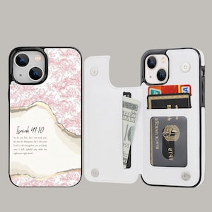 Puede incluir: Una funda de teléfono floral blanca y rosa con una billetera adjunta. La billetera tiene una ranura para efectivo y múltiples ranuras para tarjetas. La funda del teléfono tiene una cita de Isaías 41:10 impresa en ella.