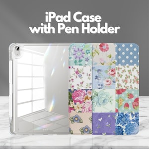 Può includere: Custodia trasparente per iPad con un colorato design patchwork. La custodia è dotata di un portapenna e di una cover con motivi floreali e a pois nei toni del rosa, blu e verde. Il testo "iPad Case with Pen Holder" è visualizzato in alto.