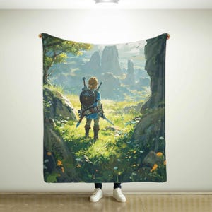 Könnte beinhalten: Eine grüne, grasbewachsene Landschaft mit einer Figur aus der Videospielserie The Legend of Zelda im Vordergrund. Die Figur trägt blaue und grüne Kleidung und hält ein Schwert und einen Schild. Der Hintergrund zeigt eine felsige Klippe und eine entfernte Bergkette.