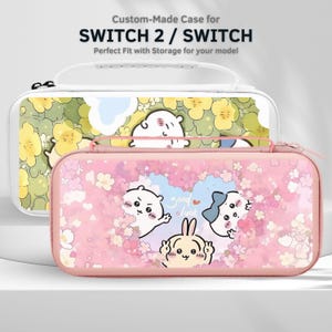 Pode incluir: Duas capas personalizadas para Switch 2 / Switch. Uma é branca com um padrão floral e uma alça. A outra é rosa com personagens de desenhos animados e o texto "good luck". Ambas as capas têm fecho de correr.